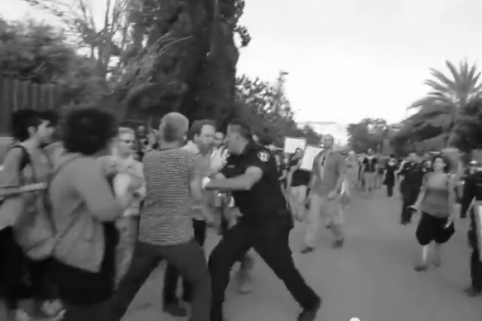 רפ"ק עופר דרור דוחף מפגינים בהפגנת שייח' ג'ראח (אמיר ביתן)