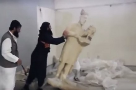 אנשי דאעש הורסים מוזיאון במוסול (צילום מסך)