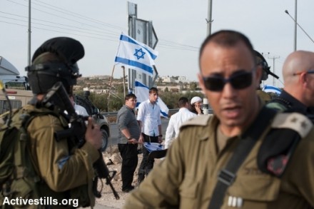 חיילים שומרים על מתנחלים, תקוע (ריאן רודקריק ביילר / אקטיבסטילס)