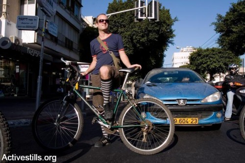 כך הופכת מדינת ישראל את רוכבי האופניים לעבריינים