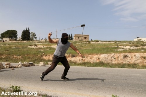 זורק אבנים, הפגנה בכפר נבי סאלח (אחמד אל-באז / אקטיבסטילס)