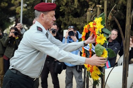 בני גנץ מניח זר בבית עלמין צבאי (צילום: דובר צה"ל)