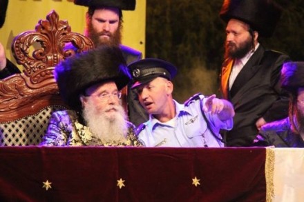 קצין משטרה אצל האדמו"ר ממישקולץ (בועז בן ארי, בחדרי חרדים)