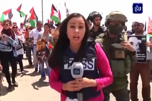 כתבת ערוץ "רואיה", ניבאל פארסח, רגעים לפני שהותקפה על ידי שוטרי מג"ב (צילום מסך) כתבת ערוץ "רואיה", ניבאל פארסח, רגעים לפני שהותקפה על ידי שוטרי מג"ב (צילום מסך)