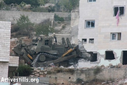 בית משפחתו של זכריא אל-אקרע מהכפר קבלאן בזמן שבולדוזרים הורסים אותו. 11 באוגוסט 2014 (אקטיבסטילס)