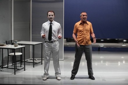 מתוך ההצגה "הוורד והיסמין", תיאטרון אל-חכוואתי (באדיבות התיאטרון)