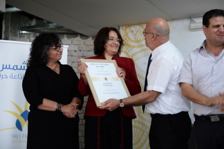 סמאח סלאימה מקבלת את אות ההוקרה של רדיו א-שמס (נביל חכים)
