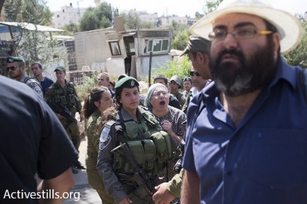 שוטרים וחיילים סייעו לאנשי שוברים שתיקה להתקדם בסיור (אורן זיו / אקטיבסטילס)
