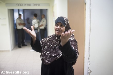 אמו של העציר המנהלי מוחמד עלאן בבית החולים ברזילי (אורן זיו / אקטיבסטילס)