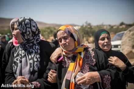 אימו של סעד דוואבשה בין קרובות משפחה בזמן מסע הלוויתו (יותם רונן/אקטיבסטילס)