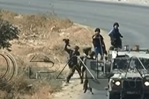 צפו: חיילים מרסקים מצלמות ותוקפים עיתונאים בהפגנה