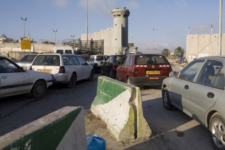 פקק תנועה במחסום קלנדיה, בכניסה לרמאללה (אקטיבסטילס)