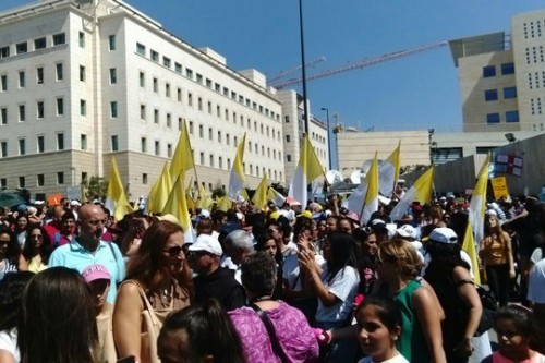 אלפי מפגינים מול משרד ראש הממשלה בירושלים במחאה על הפגיעה בתקציבי בתי הספר הכנסייתיים