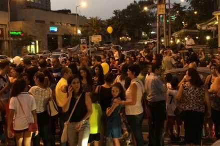 הפגנה בבית השר משה כחלון (צילום: מטה תקשורת מאבק בתי הספר הכנסייתיים)