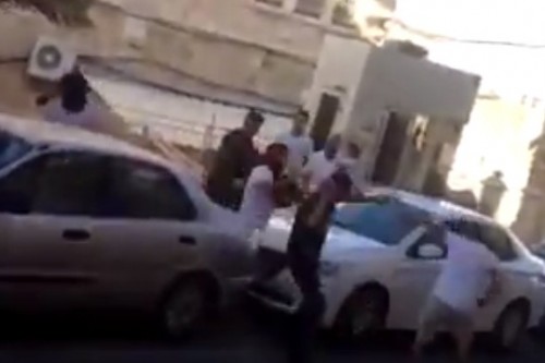 ארבעה מתנחלים תוקפים שני פלסטינים במחסום ליד בית הדסה בחברון (צילום מסך: "צעירים נגד התנחלויות")