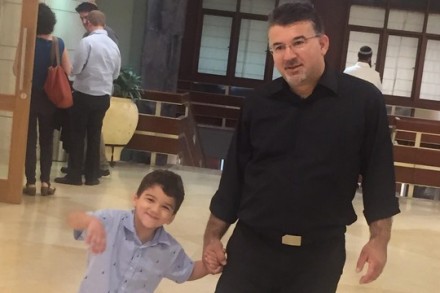 ח"כ יוסף ג'בארין ובנו ג'וד בכנסת. אף אחד לא מתעניין בשביתת בתי הספר הכנסייתיים (צילום: הרשימה המשותפת)
