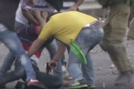 מסתערב יורה בעציר ברגל מטווח אפס (צילום מסך)