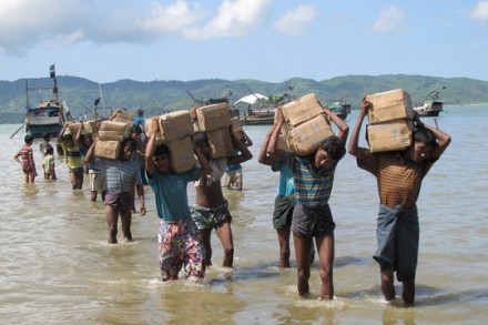 עקורים רוהינגים בדרכם למחנה זמני בתוך בורמה (Mathias Eick, EU/ECHO)