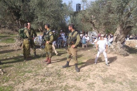 חיילים שומרים על המתנחלים שהשתלטו על האוזר ליד בית צעירים נגד התנחלויות (גיא הירשפלד)