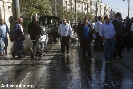 זירת האירוע בו שתי נערות פלסטיניות דקרו קשיש פלסטיני עם מספריים. אחת נורתה למוות, השנייה נפצעה (אן פאק / אקטיבסטילס)