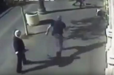 הנערה שוכבת, הגבר עומד לירות בה. רחוב יפו, ירושלים (צילום מסך)