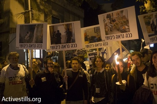 פעילי שוברים שתיקה עם תמונות מהשטחים, תל אביב (אורן זיו / אקטיבסטילס)