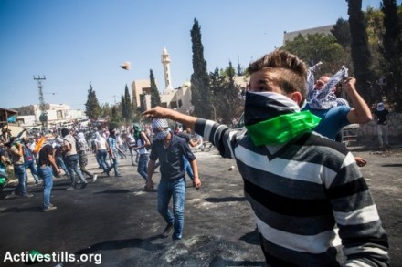 מוכיחים ששיטת המקל והגזר לא עובדת. נערים מתעמתים עם כוחות הבטחון, אבו דיס, מזרח ירושלים. 11 באוקטובר 2015. (יותם רונן / אקטיבסטילס)