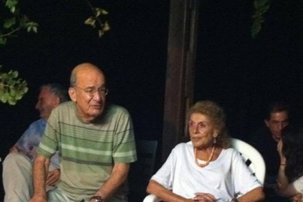 יוסי שריד ושולמית אלוני באירוע בביתה של אלוני לכבוד ספרו של דוד טרטקובר (ארכיון פרטי)
