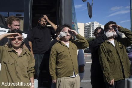 מיצג חיילים בהפגנת התמיכה בסרבני המצפון (אורן זיו / אקטיבסטילס)