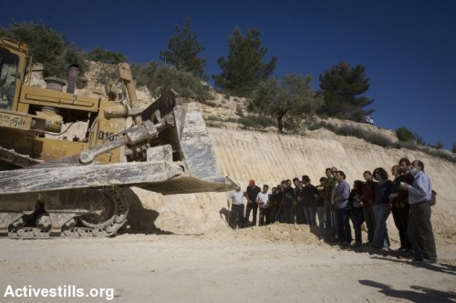 אי ציות: תושבי הכפר וואלג'ה בפעולה ישירה של מניעת עבודות על הקמת החומה, 2010 (אורן זיו / אקטיבסטילס)