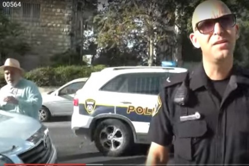 שוטר מחפש ברכבו של נאווי. צילום מסך מתוך הסרטון המתעד את האירוע