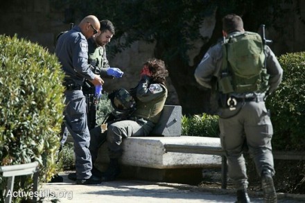 שוטרי מג"ב עם שוטרת פצועה בשער שכם לאחר מתקפה של שלושה פלסטינים. שוטרת אחת נהרגה (פאיז אבו-רמלה / אקטיבסטילס)