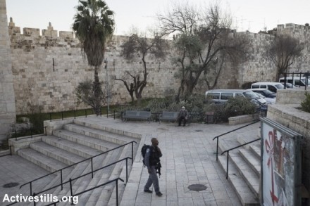 אסור לשבת: שוטר מג"ב על מדרגות שער שכם (אורן זיו / אקטיבסטילס)
