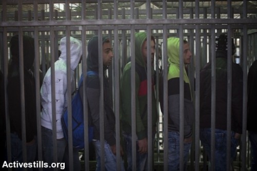 פלסטינים עוברים במחסום קלנדיה. השליטה היהודית בפלסטינים ובמרחב הפכה לשיקול המרכזי (אורן זיו / אקטיבסטיל