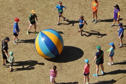חינוך ומשחק (אילוסטרציה: Michael Coghlan CC BY-SA 2.0)
