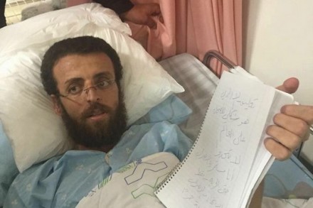 העיתונאי מחמד אלקיק בבית החולים ביום חמישי שעות ספורות לאחר החלטת בג"ץ "להקפיא" את מעצרו המנהלי, החלטה לא מספקת שהובילה להצהרה של אלקיק כי ימשיך בשביתתו עד שישוחרר