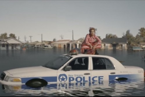 על גג של מכונית משטרה. ביונסה בקליפ החדש שלה Formation (צילום מסך מיוטיוב)