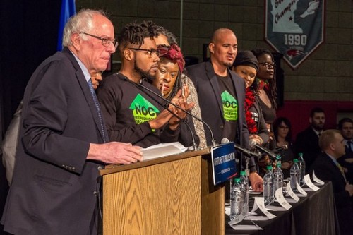 ברני סנדרס לצד פאנל של פעילים בארגונים לשוויון, לזכויות שחורים ולמען השכונות באירוע בבית ספר תיכון במיניאפוליס, מינסוטה. 12 בפברואר 2016. (צילום: Tony Webster, פליקר CC BY-SA 2.0)