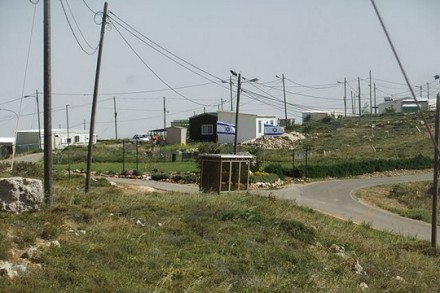 המאחז עמונה שהוקם על מאות דונמים של אדמה שנגזלה מבעליה הפלסטינים. (צילום: יעקב, ויקימדיה CC BY-SA 3.0)