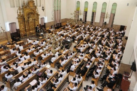 בחורים לומדים בישיבת פוניבז' (צילום: בחדרי חרדים)