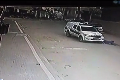 האם העבירה הצדיקה נרדף משטרתית במהירות גבוהה בשטח מאוכלס? רגע הדריסה כפי שנקלט במצלמת האבטחה