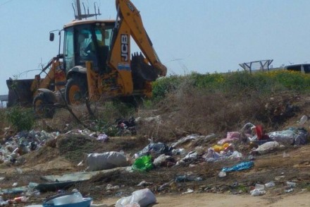 דחפור ליד את אזור המסעדות מחוץ לכלא חולות (חדשות מחולות)