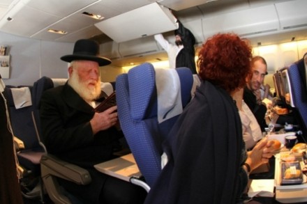 חרדי לצד אישה במטוס (צילום: ליפא שטאובר, בחדרי חרדים)