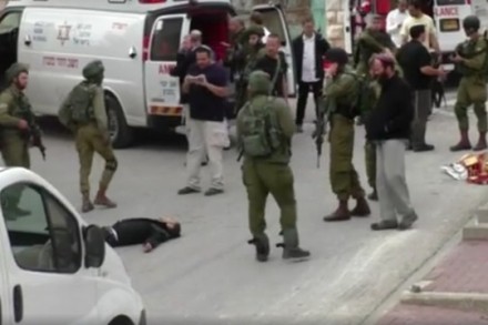 אנשי רפואה אדישים כשחייל יורה באדם פצוע לנגד עיניהם. חברון, 24 במרץ 2016. צילום מסך מתוך סרטון בצלם