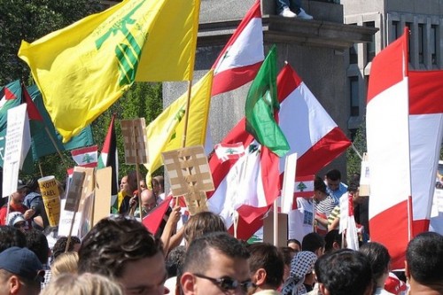 לא ארגון גרילה אלא צבא ערבי. דגלי חזבאללה בהפגנה פרו-לבנונית בשטוקהולם, יולי 2006 (robotpolisher, CC-BY-SA-2.0)