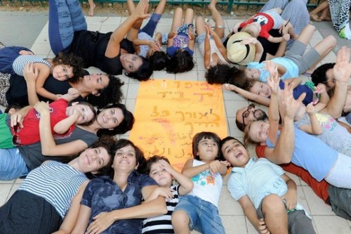 הורים וילדים למען בית ספר דו לשוני ביפו. (צילום: דפנה קפלן) הורים וילדים למען בית ספר דו לשוני ביפו. (צילום: דפנה קפלן)