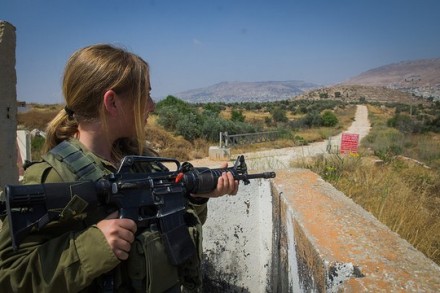 חיילת במחסום ליד שכם (דובר צה"ל)
