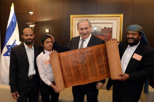 בנימין נתניהו עם עולים חדשים מתימן וספר תורה שהביאו איתם (חיים צח, לע"מ)