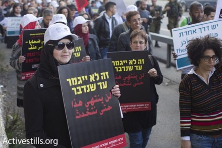 כ-500 מפגינות ומפגינים צעדו לרגל יום האשה בהפגנה משותפת פלסטינית-ישראלית במחסום המנהרות. 4 במרץ 2016. (אורן זיו/אקטיבסטילס)