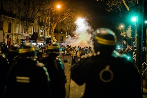 שוטרים מול מחאת "לילות בעמידה" בפריז (Georges p CC BY-NC-ND 2.0)